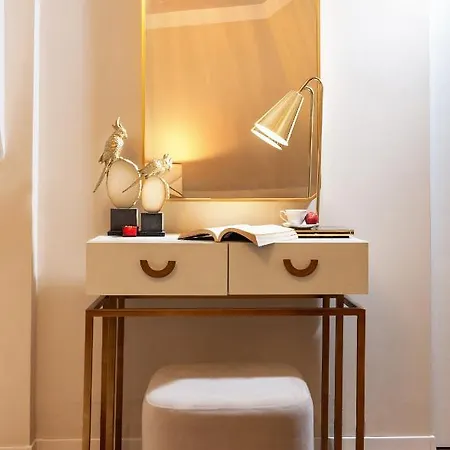Qult - Invictus Apartment *