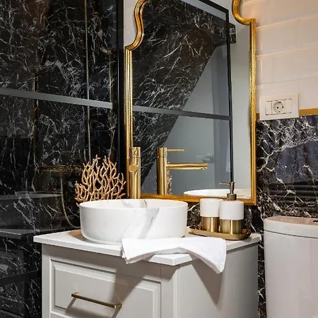 Qult - Invictus Apartment *