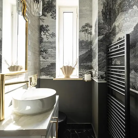 Qult - Invictus Apartment