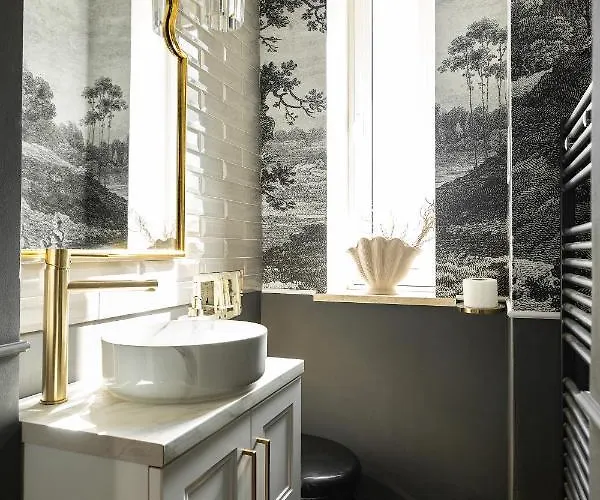 Qult - Invictus Apartment