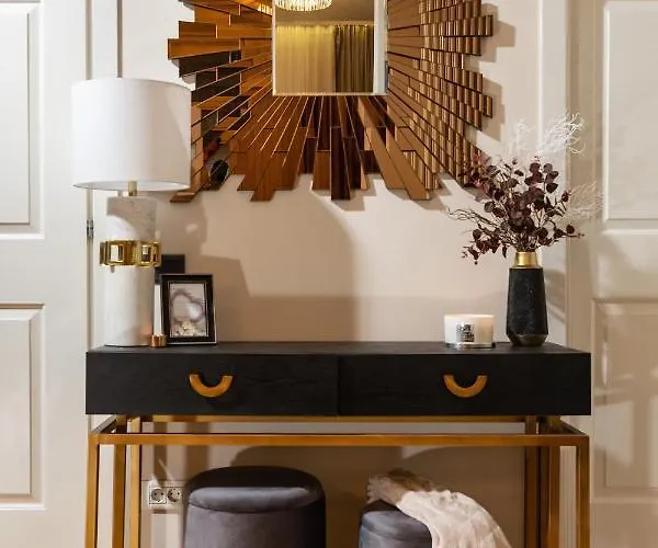 Qult - Invictus Apartment *