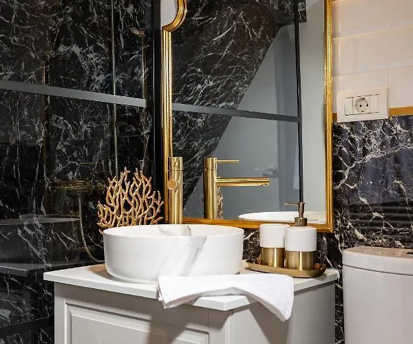 Qult - Invictus Apartment *