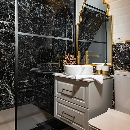 Qult - Invictus Apartment