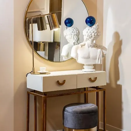 דירה Qult - Invictus *